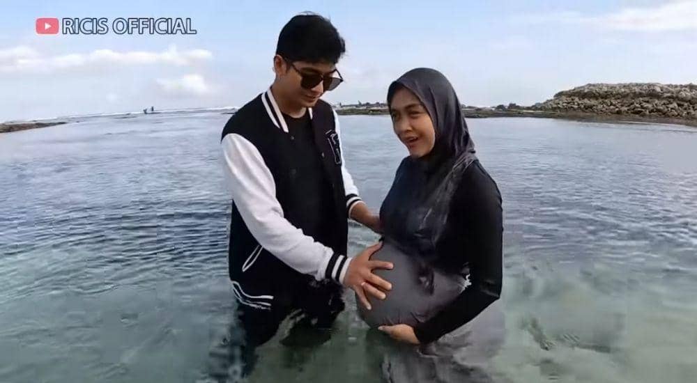 Ria Ricis jadi mermaid (youtube.com/Ricis Official)