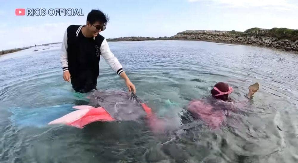 Ria Ricis jadi mermaid (youtube.com/Ricis Official)