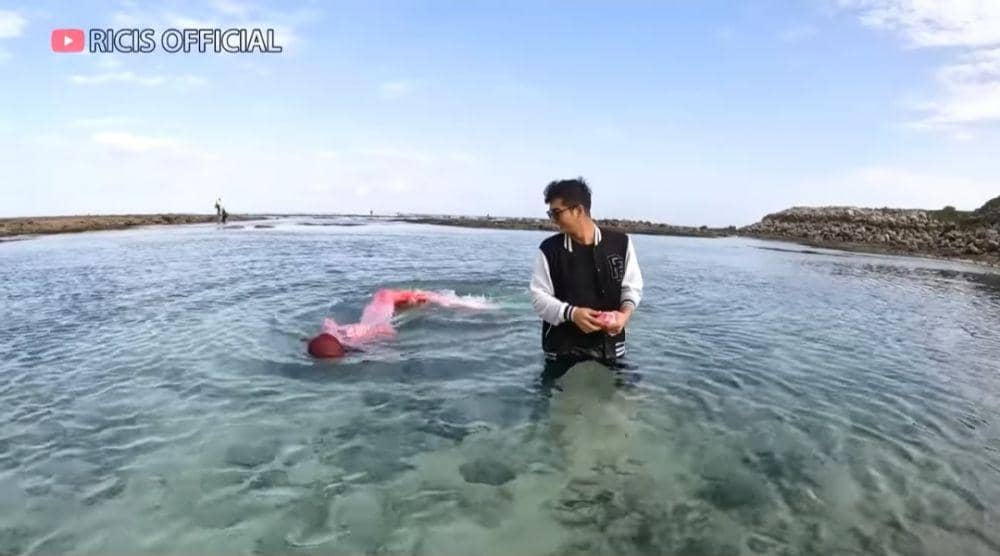 Ria Ricis jadi mermaid (youtube.com/Ricis Official)