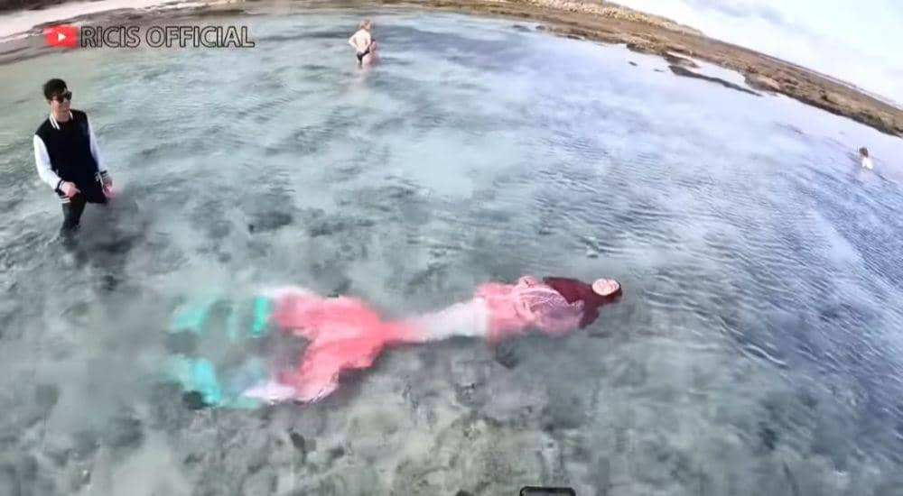 Ria Ricis jadi mermaid (youtube.com/Ricis Official)