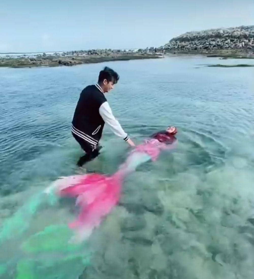 Ria Ricis jadi mermaid (youtube.com/Ricis Official)