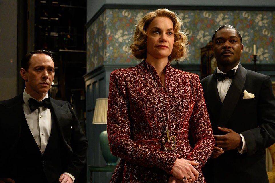Reece Shearsmith, Ruth Wilson, dan David Oyelowo dalam film See How They Run (dok. Searchlight Pictures/See How They Run)