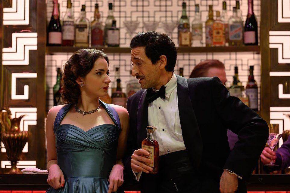Pearl Chanda dan Adrien Brody dalam film See How They Run (dok. Searchlight Pictures/See How They Run)