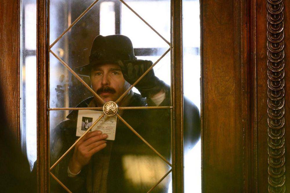 Sam Rockwell dalam film See How They Run (dok. Searchlight Pictures/See How They Run)