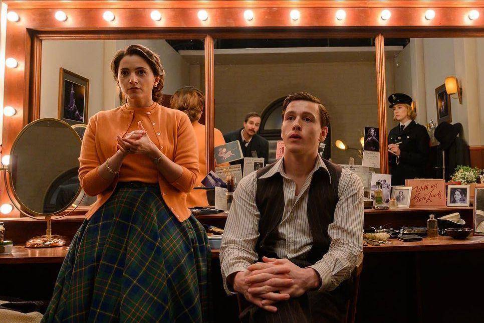 Pearl Chanda dan Harris Dickinson dalam film See How They Run (dok. Searchlight Pictures/See How They Run)