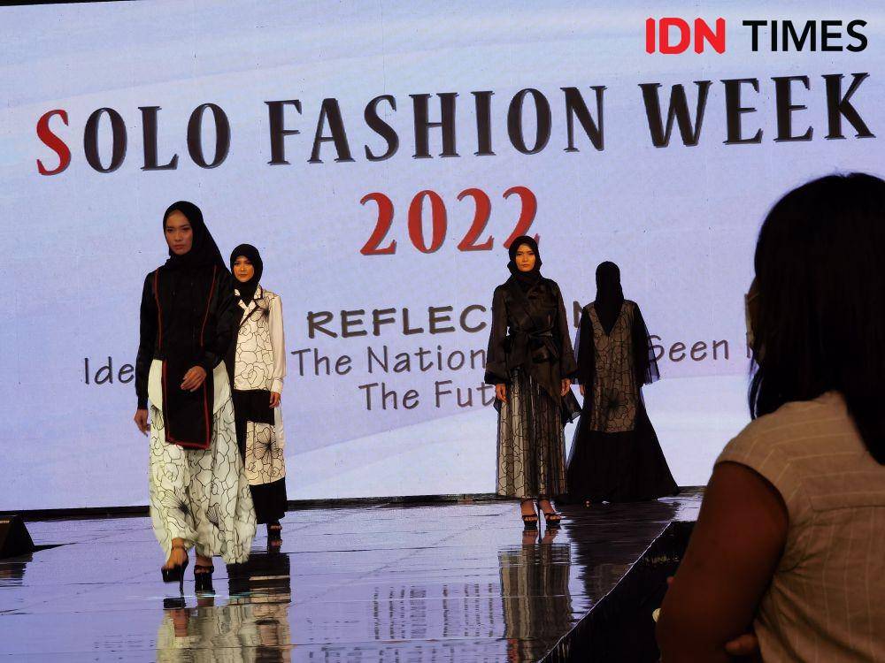 Solo Fashion Week (SFW) 2022 di Solo Paragon Mall. (IDN Times/Larasati Rey)