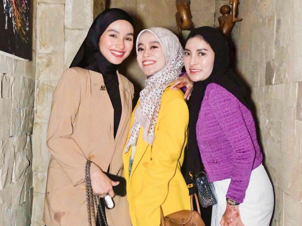 9 Potret Tya Arifin dengan Artis Indonesia, Akan Pindah ke Indonesia!