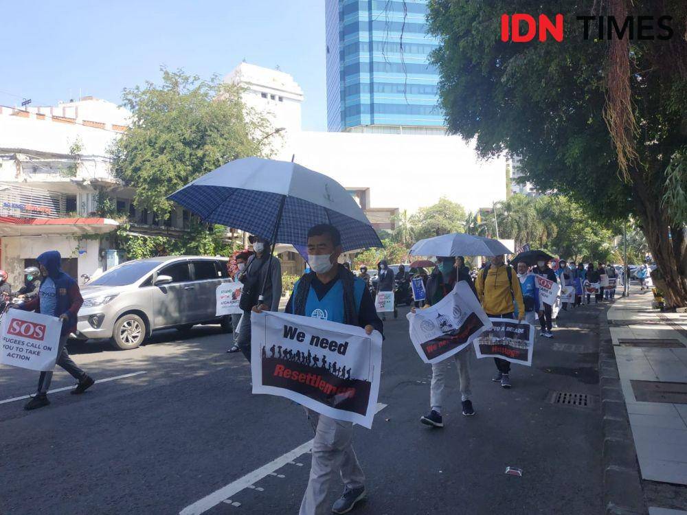 Sejumlah pengungsi Afghanistan saat melakukan aksi di Surabaya, Senin (20/6/2022). (IDN Times/Khusnul Hasana)
