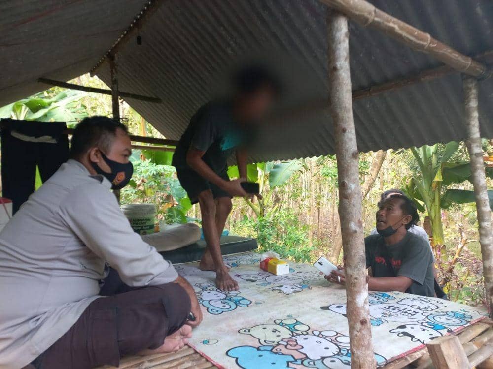 Terduga pelaku penganiayaan saat diamankan polisi. (Dok. Polres Sumbawa Barat)