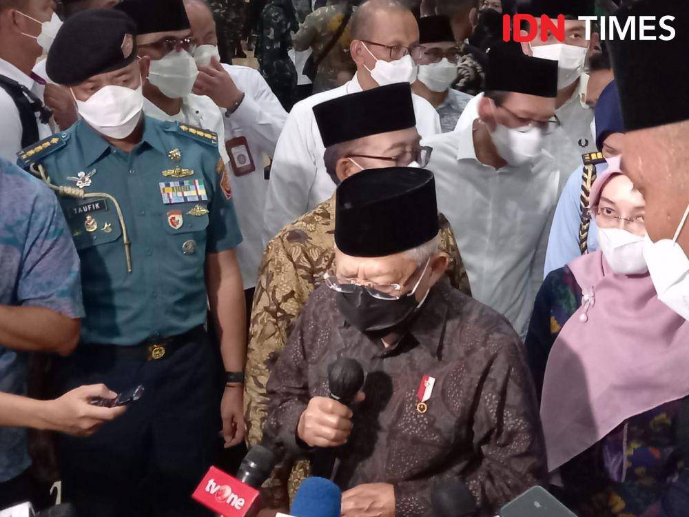 Wapres Ma'ruf Amin saat ditemui di prosesi salat jenazah Menteri PAN-RB, Tjahjo Kumolo pada Jumat (1/7/2022). (IDN Times/Aryodamar)