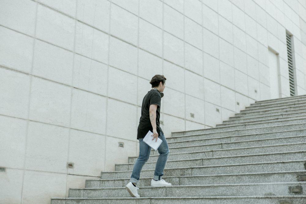 10 Arti Mimpi Naik Tangga, Pertanda Baik atau Buruk?