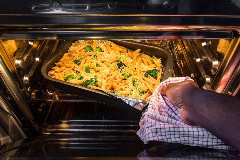 ilustrasi memasak dengan microwave (unsplash.com/@louishansel)