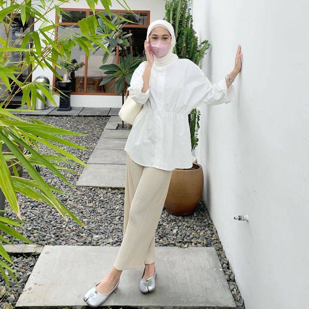 OOTD simpel dengan atasan warna putih (instagram.com/acafungi)