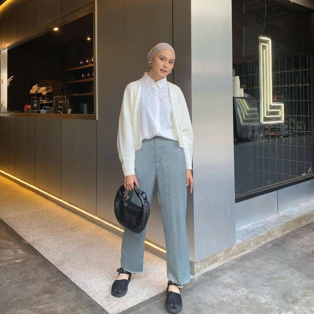 OOTD simpel dengan atasan warna putih (instagram.com/aderara27)