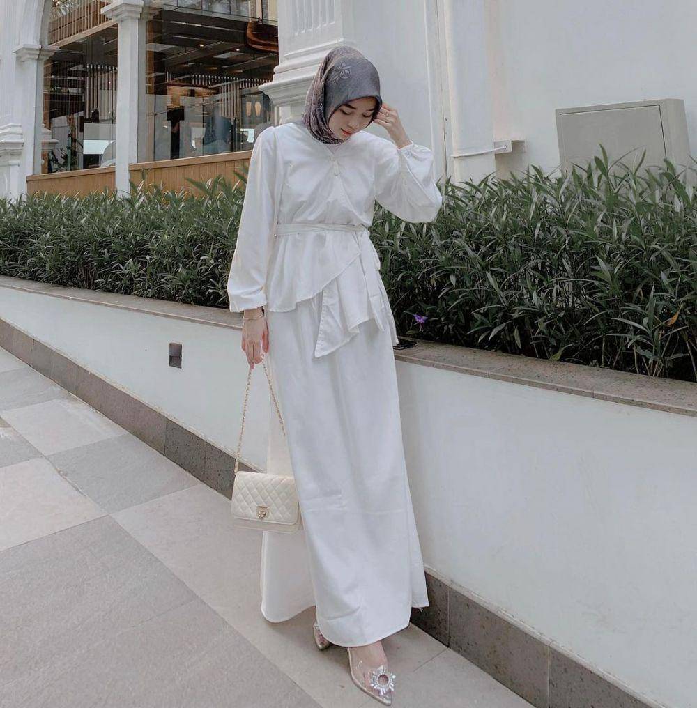 OOTD simpel dengan atasan warna putih (instagram.com/khusyala)
