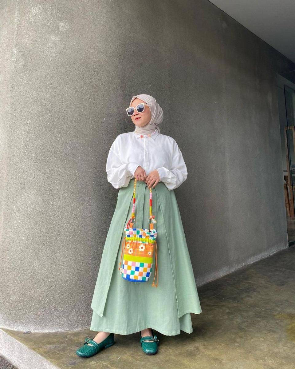 OOTD simpel dengan atasan warna putih (instagram.com/rennysilviana)