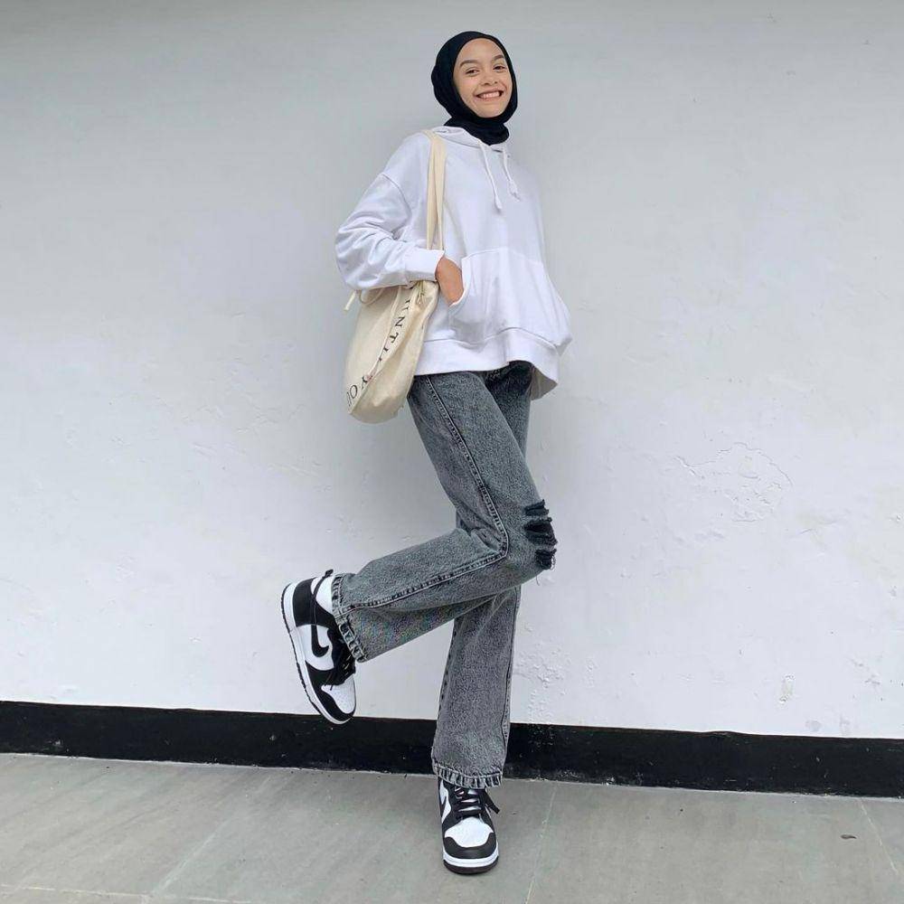 OOTD simpel dengan atasan warna putih (instagram.com/febiolanabilaa)