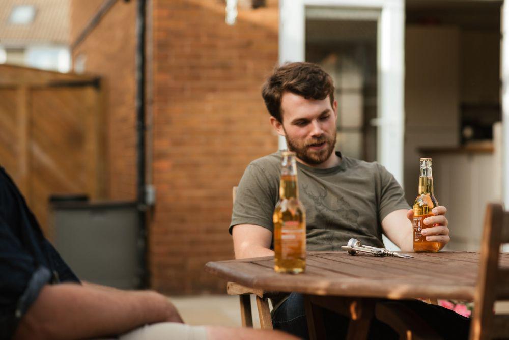 Ilustrasi laki-laki minum alkohol (pexels.com/Anete Lusina)