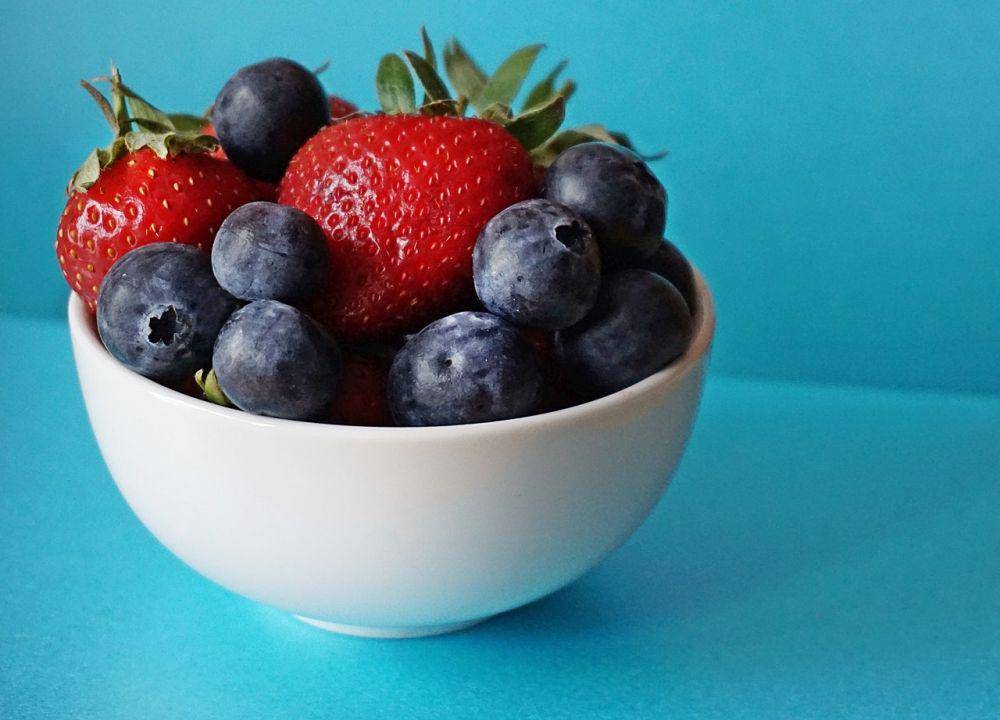 ilustrasi buah beri (pexels.com/Suzy Hazelwood)