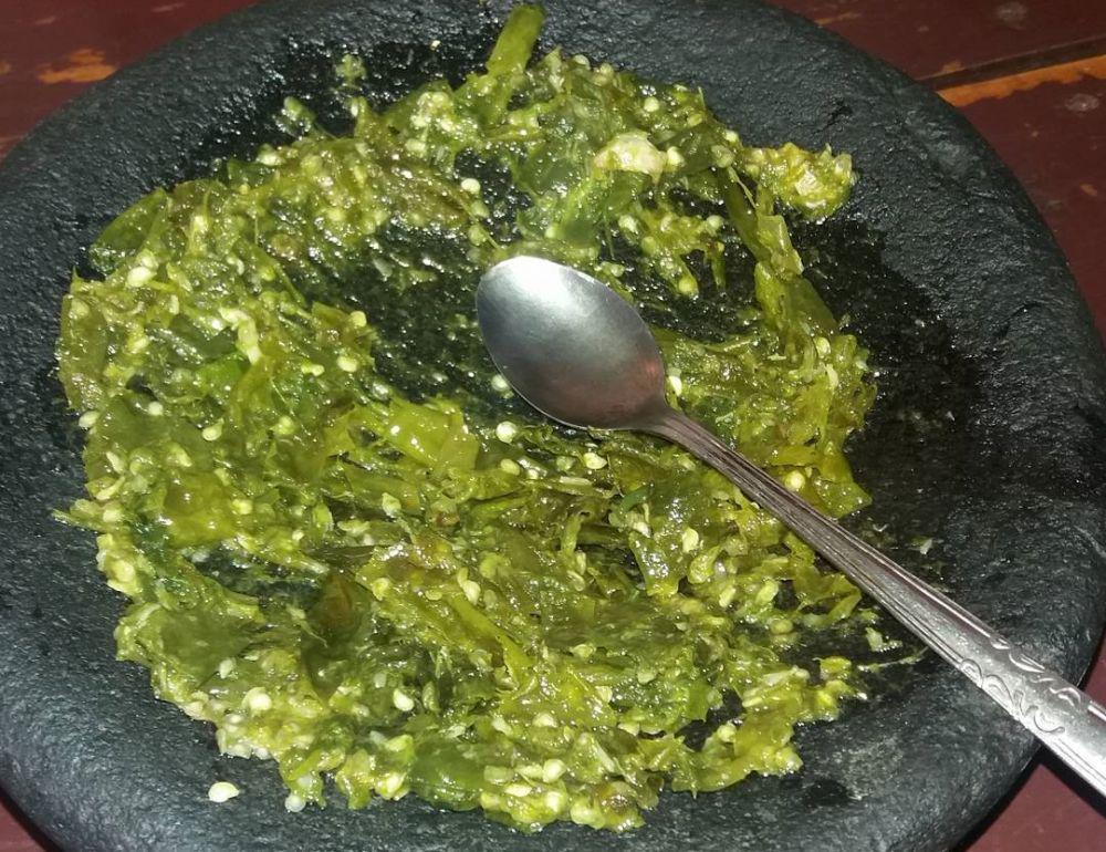 ilustrasi menghaluskan sambal ijo dengan cobek (instagram.com/dapur_bangleo)
