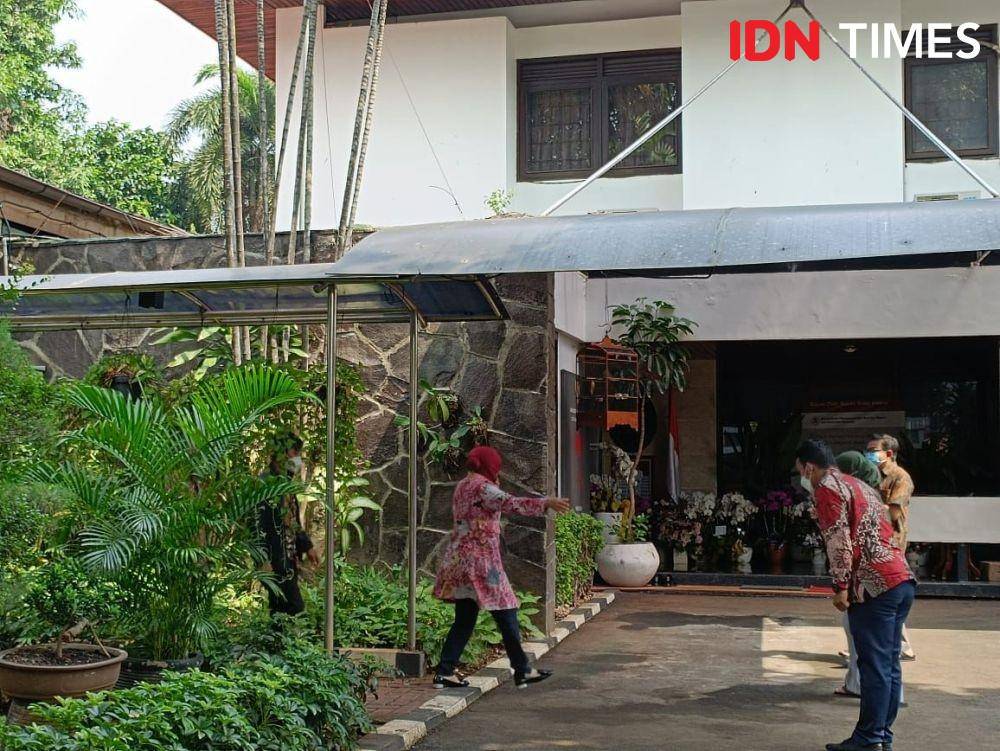Mensos Risma Tiba di Rumah Duka Tjahjo Kumolo di Widya Chandra
