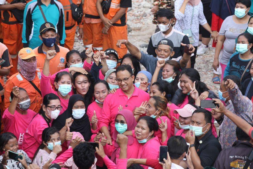 Gubernur DKI Jakarta, Anies Baswedan melakukan groundbreaking kawasan Kampung Eks Pasar Gembrong, Jatinegara, Jakarta Timur yang terbakar pada akhir April 2022 lalu. (dok. Humas Pemprov DKI Jakarta)