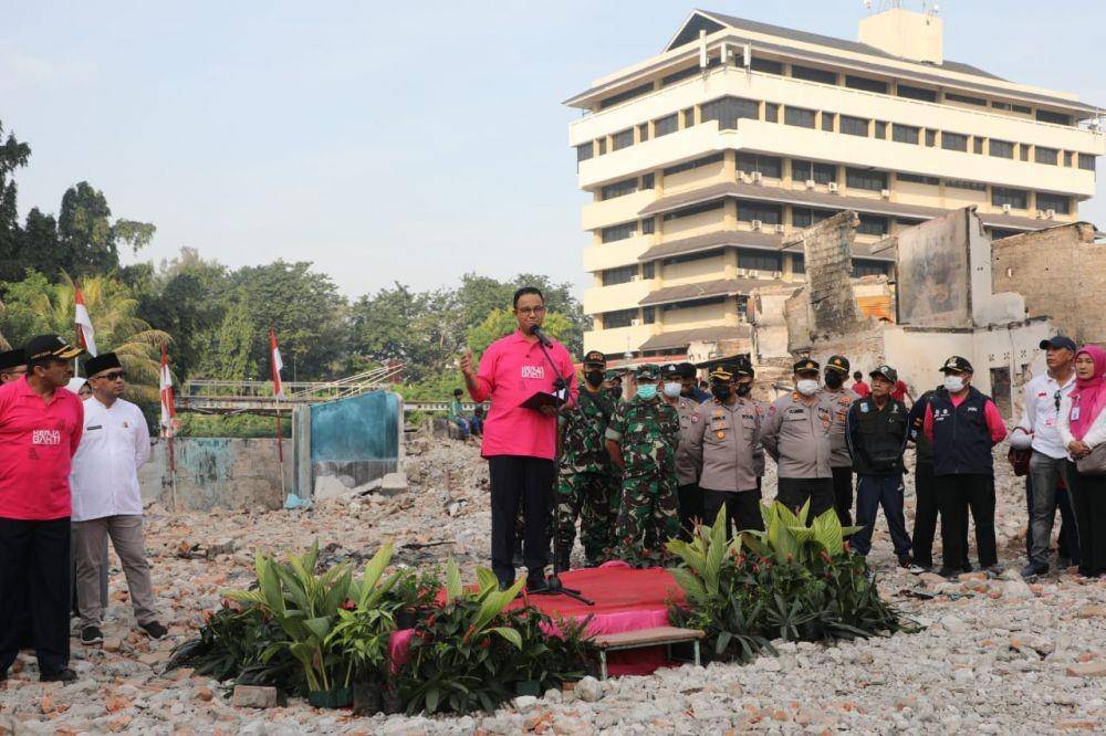 Gubernur DKI Jakarta, Anies Baswedan melakukan groundbreaking kawasan Kampung Eks Pasar Gembrong, Jatinegara, Jakarta Timur yang terbakar pada akhir April 2022 lalu. (dok. Humas Pemprov DKI Jakarta)