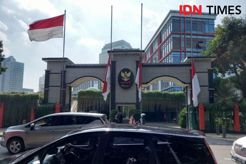 Bendera Merah Putih Setengah Tiang Berkibar di Kantor Tjahjo Kumolo
