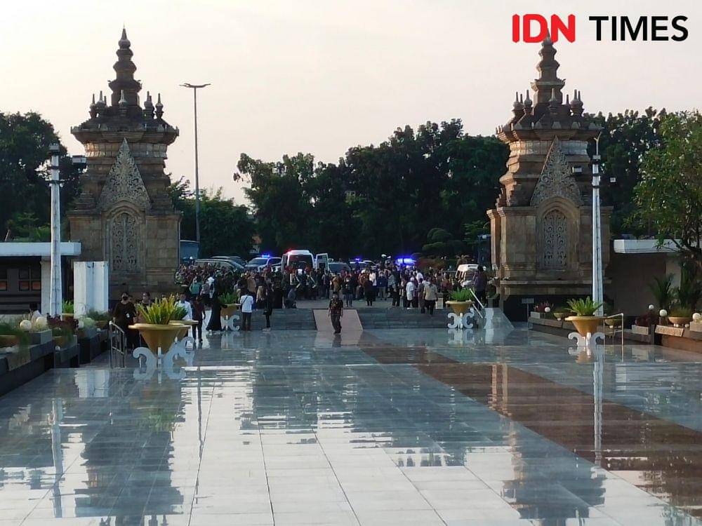 Jenazah Menteri PAN-RB Tjahjo Kumolo, tiba di Taman Makam Pahlawan (TMP) Kalibata, Jakarta Selatan, Jumat (1/7/2022). (IDN Times/Muhammad Ilman Na'fian)