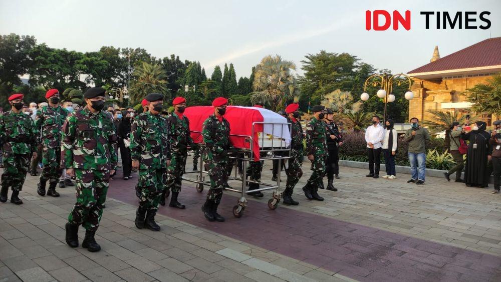 Prosesi pemakaman jenazah Menteri PAN-RB, Tjahjo Kumolo di Taman Makam Pahlawan, Kalibata pada Jumat (1/7/2022). (IDN TImes/Yosafat Diva)