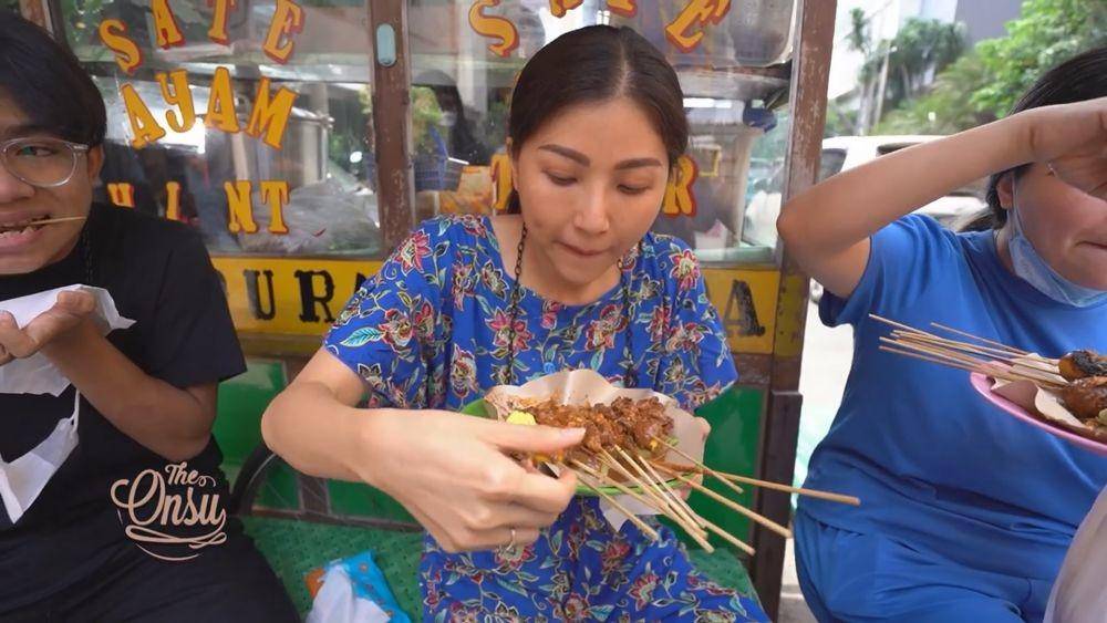 Sarwendah jajan kaki lima (youtube.com/theonsu)