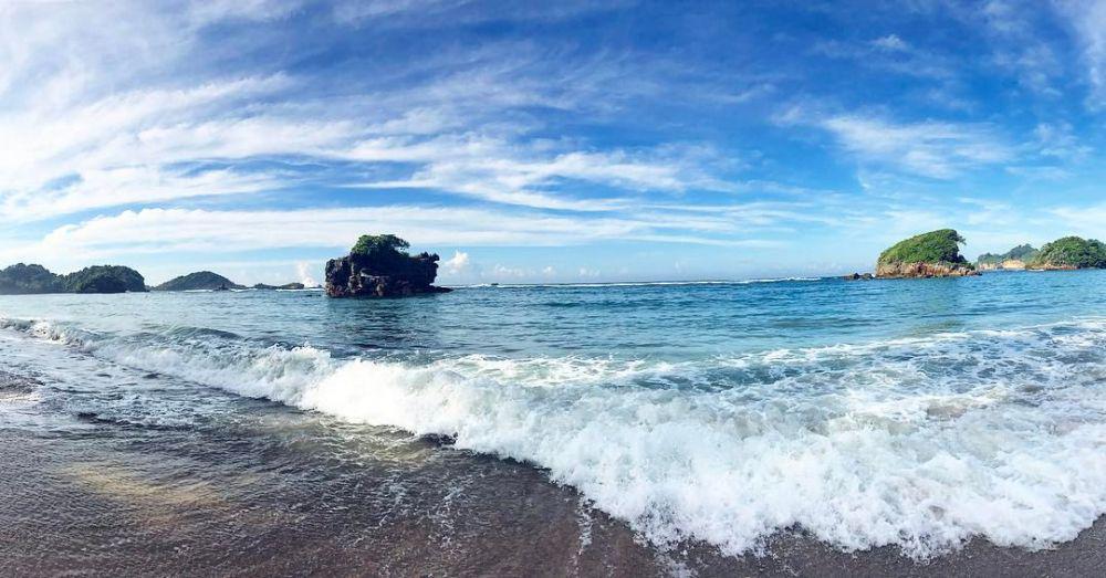 10 Pesona Keindahan Pantai Kondang Merak, Referensi Wisata di Malang!