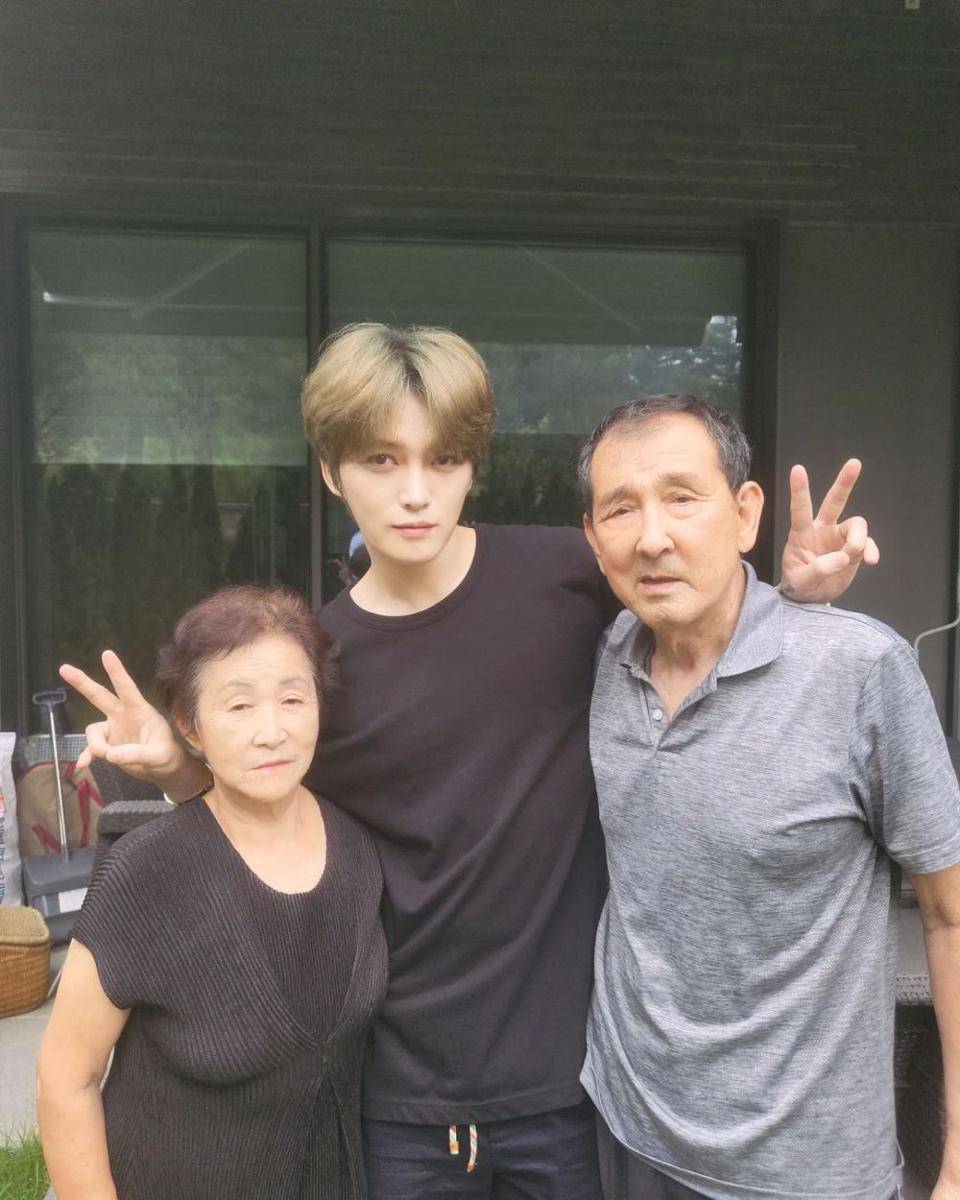 Kim Jaejoong bersama kedua orangtuanya (instagram.com/jj_1986_jj)