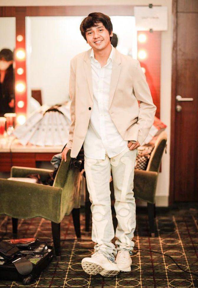 Ide OOTD ala Aktor di Film Ranah 3 Warna (Instagram.com/arbaniyasiz)