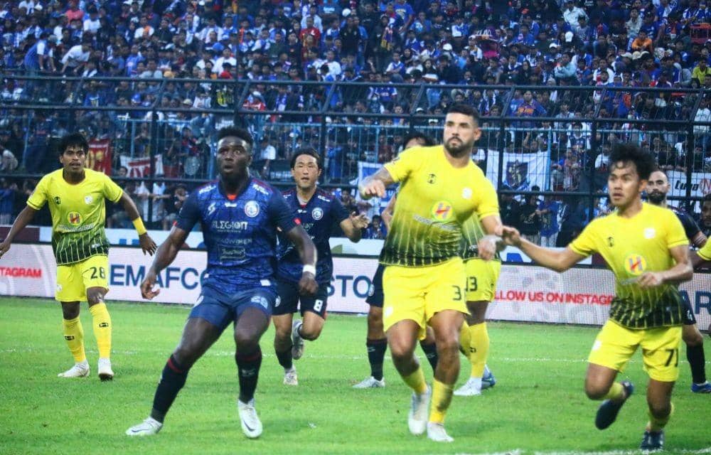 Pemain belakang Barito Putera, Renan Alves saat mengawal striker Arema FC, Abel Camara. IDN Times/Alfi Ramadana
