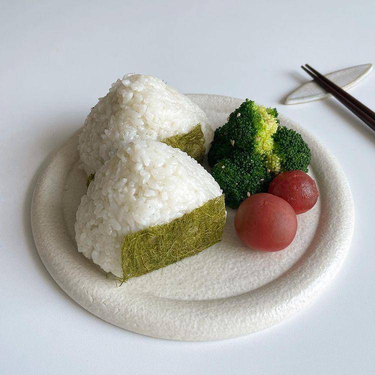 ilustrasi onigiri (instagram.com/we_comfortable_world)
