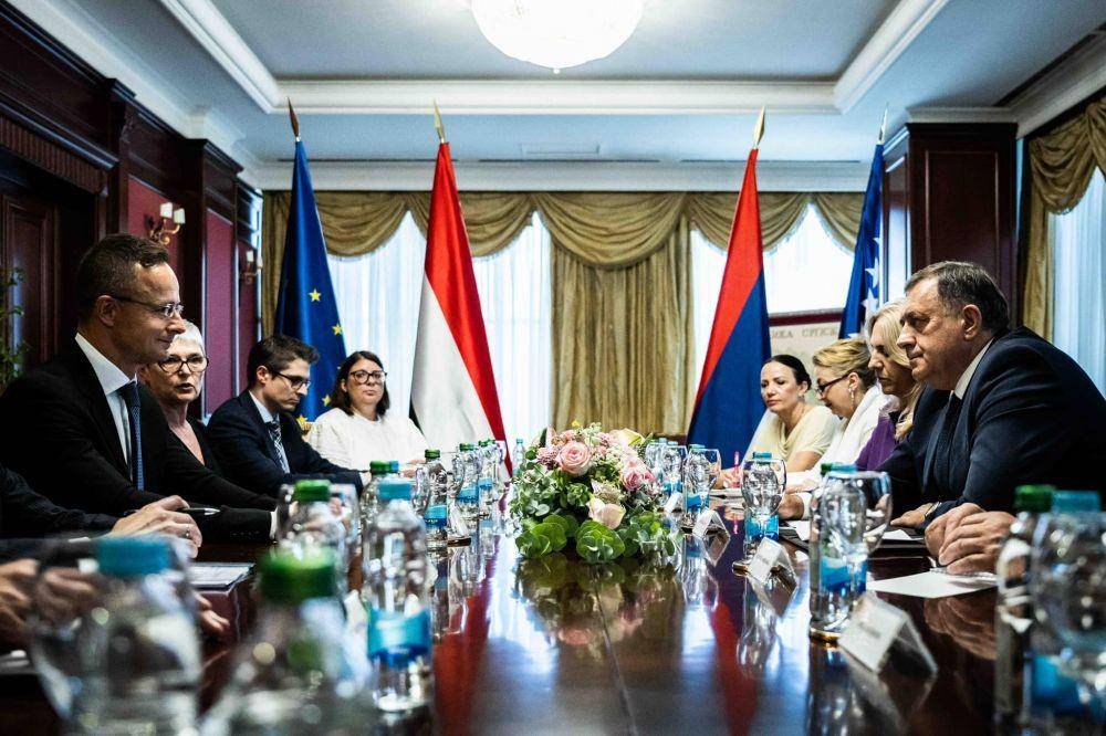 Menlu Hungaria, Peter Szijjarto saat bertemu dengan Presiden Bosnia Serbia, Milorad Dodik di Banja Luka, Jumat (1/7/2022). (facebook.com/szijjarto.peter.official)