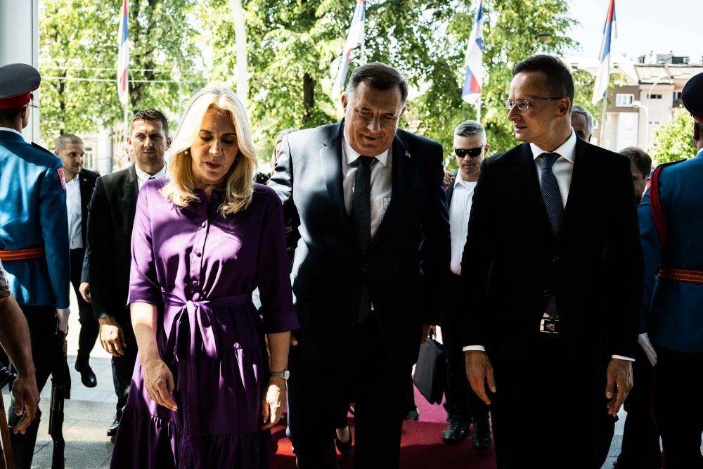 Presiden Bosnia Serbia, Milorad Dodik ketika bertemu dengan Menlu Hungaria, Peter Szijjarto. (facebook.com/szijjarto.peter.official)