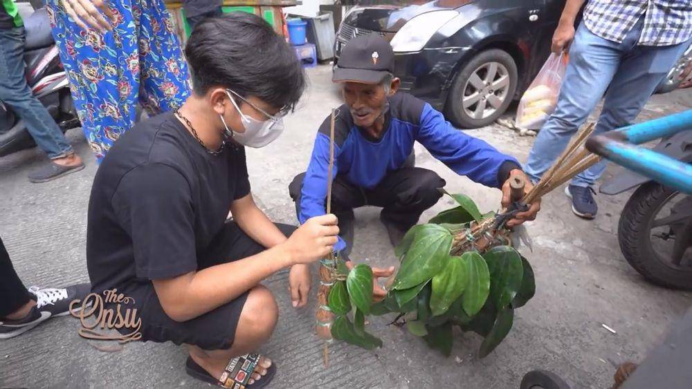 Sarwendah jajan kaki lima (youtube.com/theonsu)