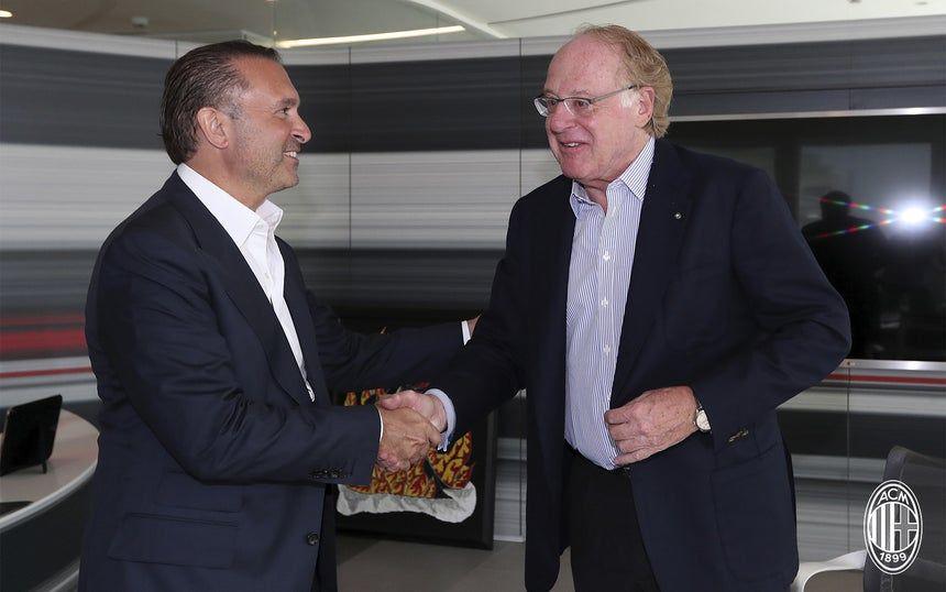 Pemilik RedBird, Gerry Cardinale, bersalaman dengan Presiden AC Milan, Paolo Scaroni. (acmilan.com)