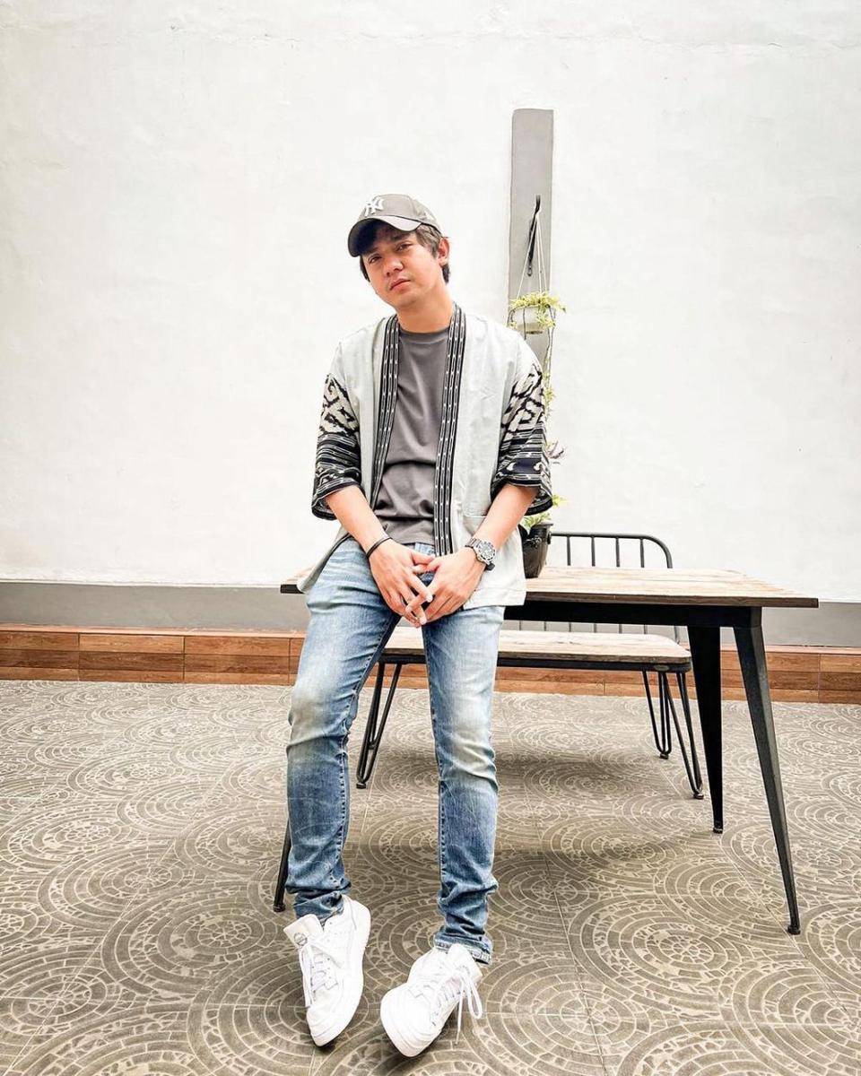 Ide OOTD ala Aktor di Film Ranah 3 Warna (Instagram.com/arbaniyasiz)