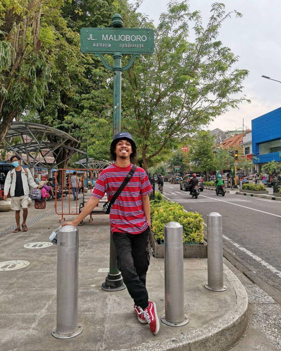 Ide OOTD ala Aktor di Film Ranah 3 Warna (Instagram.com/raimlaode)