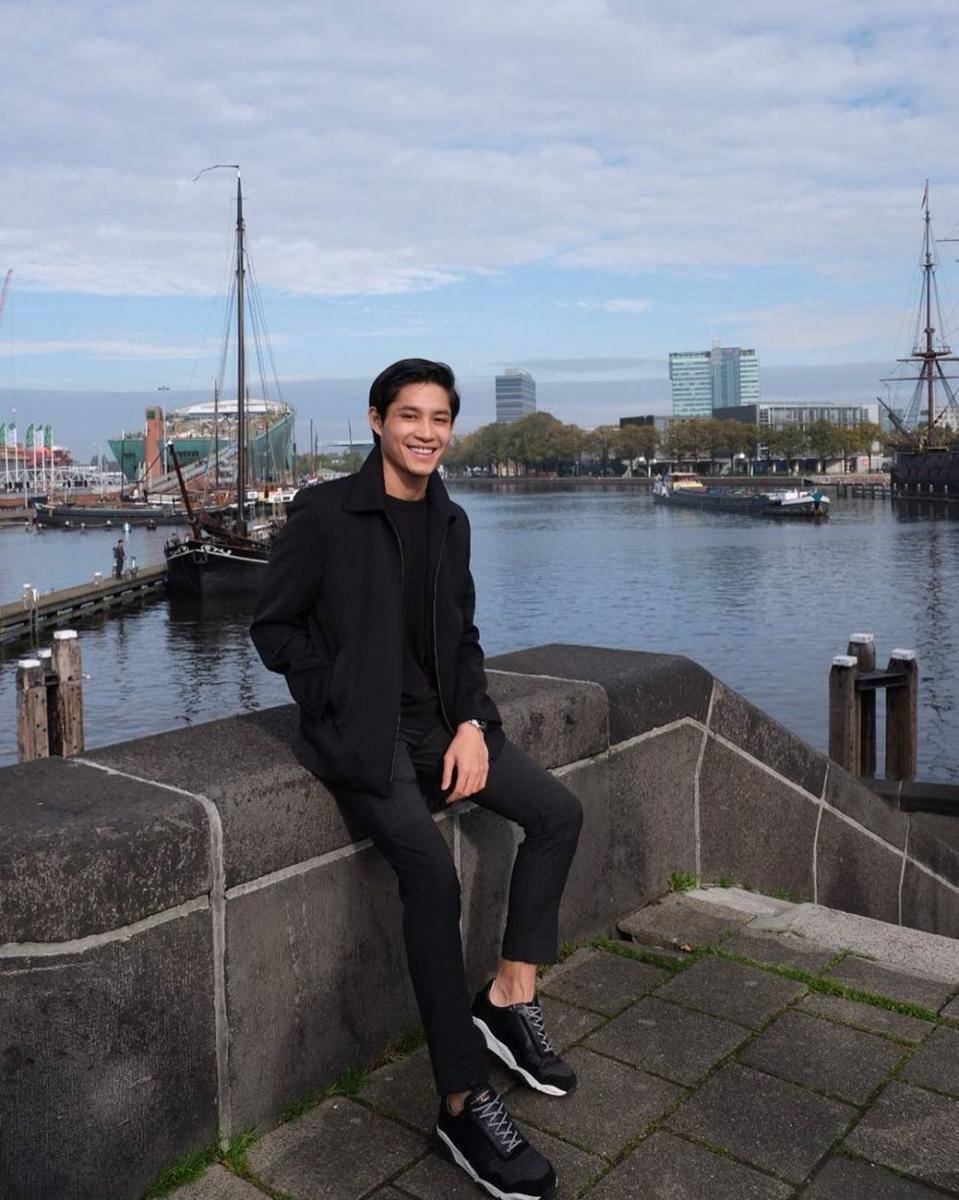 Ide OOTD ala Aktor di Film Ranah 3 Warna (Instagram.com/teukurassya)