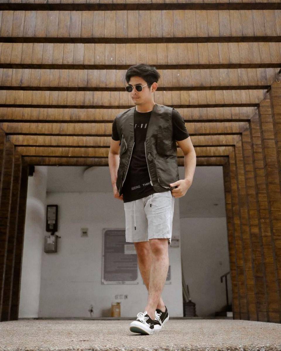 Ide OOTD ala Aktor di Film Ranah 3 Warna (Instagram.com/miqdadsy)