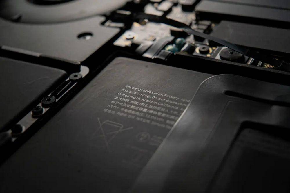 ilustrasi komponen baterai MacBook (budgetpcupgraderepair.com)