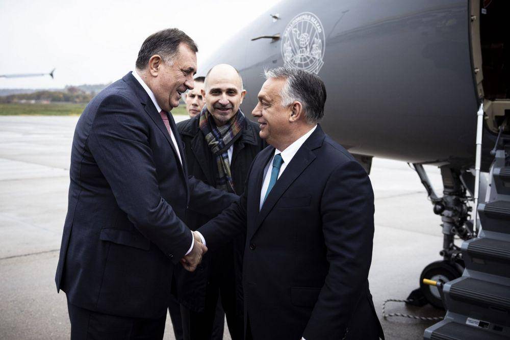 Presiden Bosnia Serbia, Milorad Dodik saat berjabat tangan dengan PM Hungaria, Viktor Orban. (twitter.com/otmarianna)