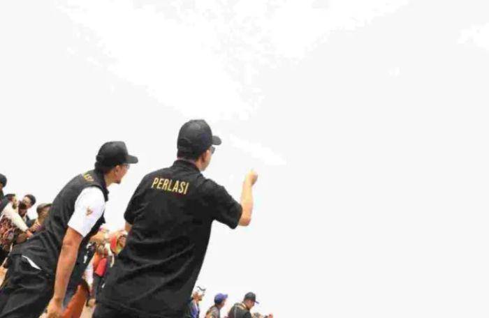 Gubernur Anies Baswedan main layangan lawan Koh Akiat. Foto: Dok Antara.