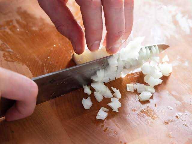 mencincang bawang (seriouseats.com)