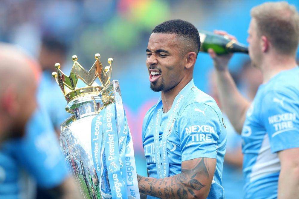 Gabriel Jesus saat mengangkat trofi Premier League bersama Manchester City (twitter.com/gabrieljesus9)