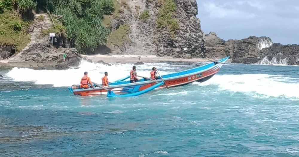 Pencarian seorang korban yang diduga hilang di Pantai Siung, Gunungkidul. (dok. SAR Satlinmas Wilayah 1 Gunungkidul)
